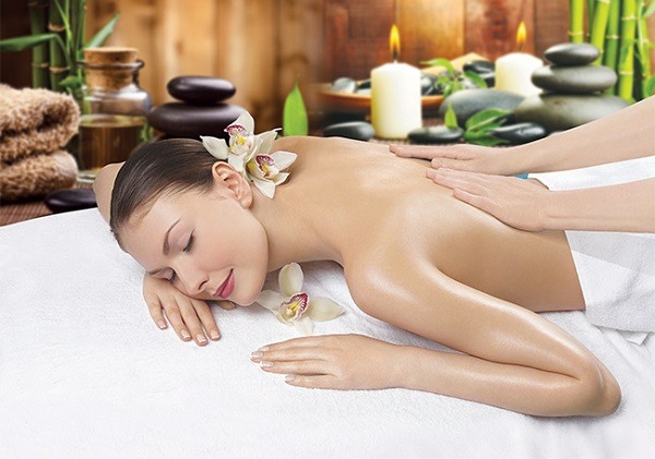 Đi spa làm gì,hãy tiết kiệm chi phí đi spa bằng ghế massage 