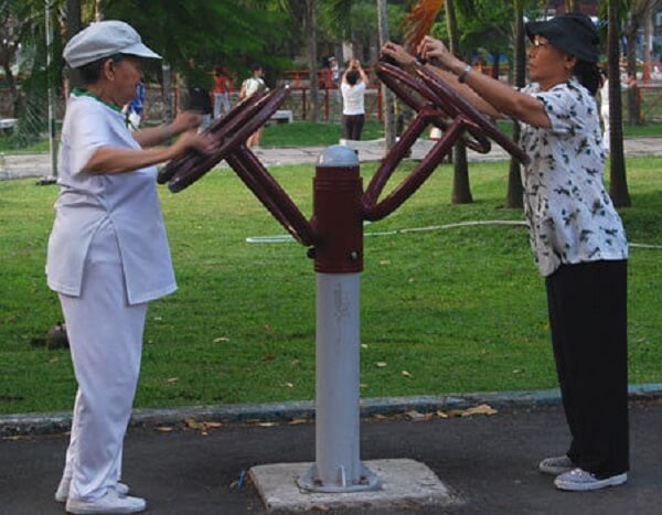 huong-dan-cach-tap-the-duc-cho-nguoi-gia-o-cong-vien-14