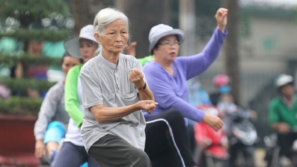 huong-dan-cach-tap-the-duc-cho-nguoi-gia-o-cong-vien-5