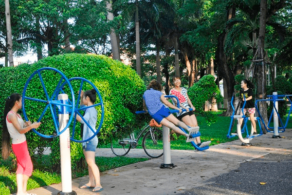 nhung-ly-do-ban-nen-su-dung-may-tap-cong-vien